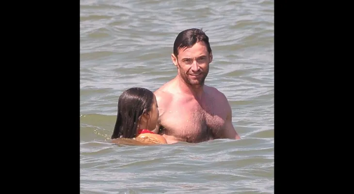 Hugh Jackman salva a varios nadadores en una playa de Australia