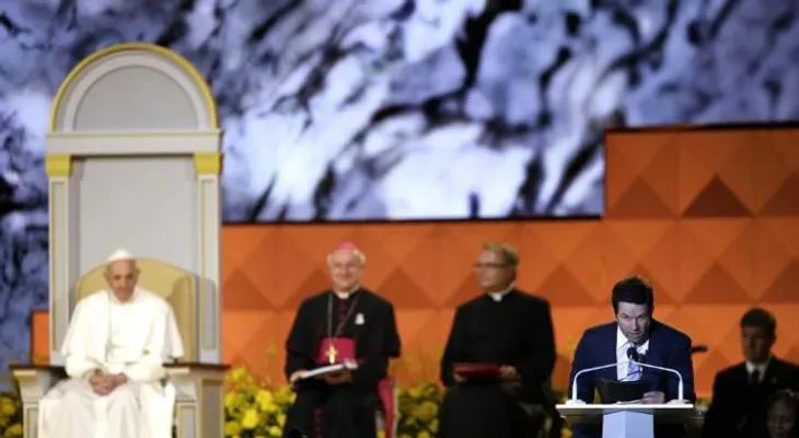 Actor Mark Wahlberg hace broma sobre su película Ted en ceremonia papal