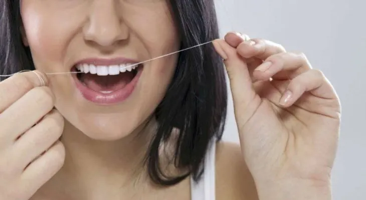 Descubre si es efectivo utilizar el hilo dental