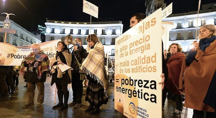 España: una anciana que tenía la luz cortada muere en un incendio provocado por una vela