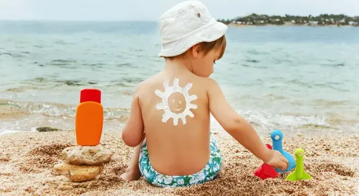 Expertos alertan de riesgos por exposición solar en piel de niños