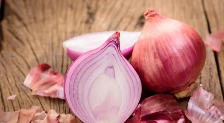 ¿Por qué deberías dormir con un cataplasma de cebolla en el cuello? 
