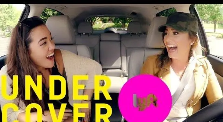  Demi Lovato se disfraza de conductora de taxi (VIDEO)