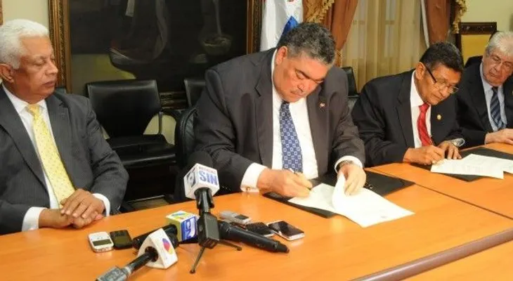 Gobierno de RD y Parlacen firman acuerdo; crearán ley para regularizar comercio