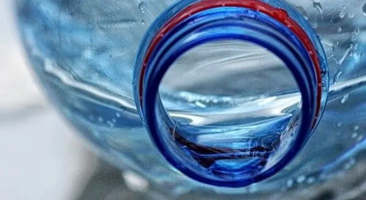 Por qué no se debe beber agua de botellas plásticas