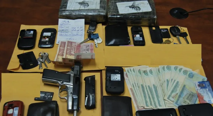 DNCD apresa a cuatro con 2.6 kilos de cocaína; trataron sobornar agentes con RD$2 millones