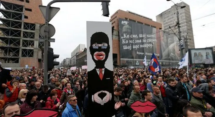 Más de 10 mil personas protestan contra el poderoso primer ministro de Serbia 