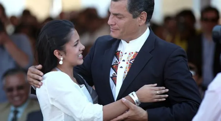 Video: Discurso de una estudiante hace llorar a Correa