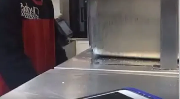 Restaurante despide empleados por polémico video