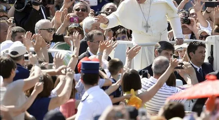 El papa dice con motivo del G-8 que el dinero "debe servir y no gobernar"