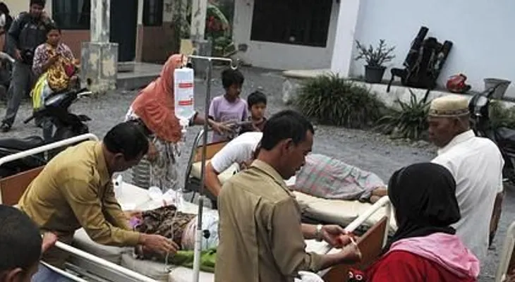 Al menos 22 muertos y más de 200 heridos tras fuerte sismo en Indonesia