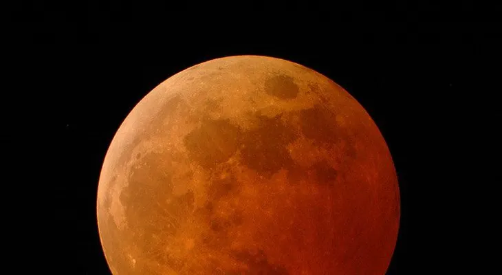 Eclipse lunar total tiñe la Luna de rojo 