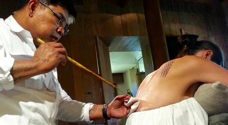 Revelan imágenes inéditas de tatuajes que Angelina Jolie se hizo para salvar su matrimonio con Brad Pitt