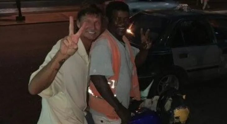 Randy Johnson a bordo de un motoconcho, durante estadía en República Dominicana