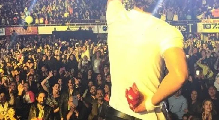 Enrique Iglesias sale bien de cirugía, pero sufrió fractura en su mano 