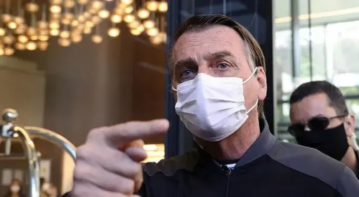 Facebook retira el vídeo en que Bolsonaro vincula vacuna anticovid al sida