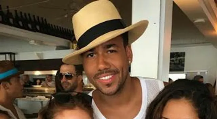 Dicen hermosa joven a la derecha con Romeo Santos es su novia y andan de vacaciones 