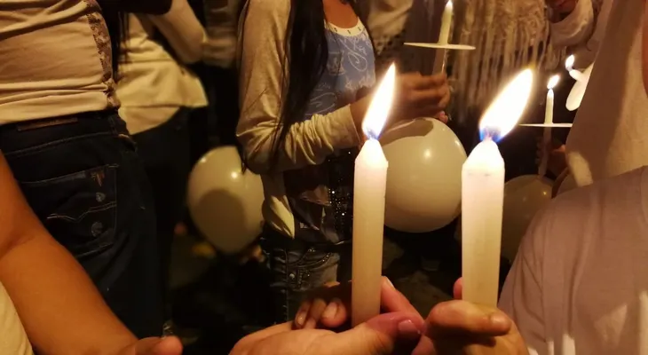 Colombia estremecida por muerte de niño de 2 años por supuesto maltrato de su madre y su padrastro