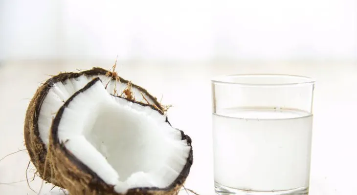 Alimentos que suben las plaquetas; agua de coco y jugo de guayaba