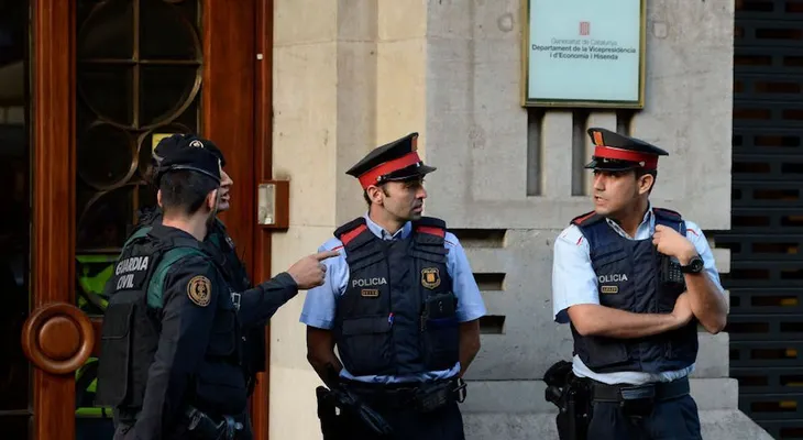 Arrestan a un secretario del gobierno de Cataluña en medio de crisis por referéndum independentista