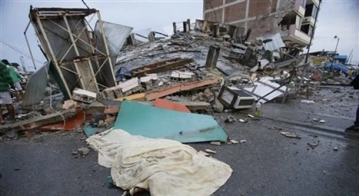 Suben a 233 los muertos por terremoto en Ecuador