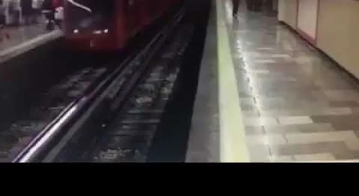 IMAGENES SENSIBLES: Un hombre se arrojó a las vías del metro en México