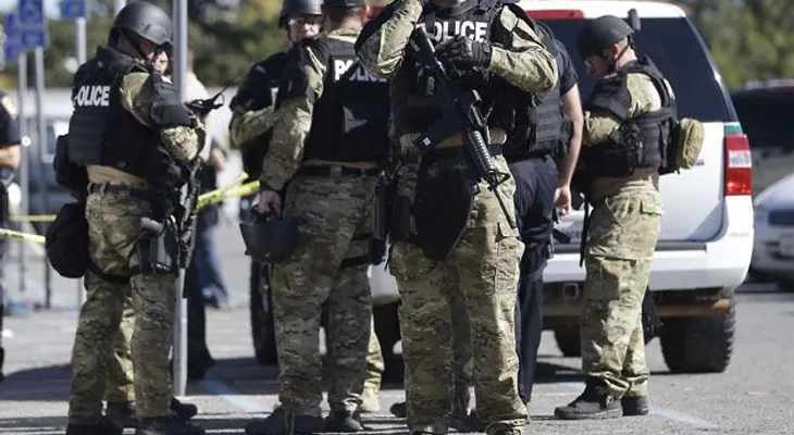 3 policías y un peatón baleado en California 