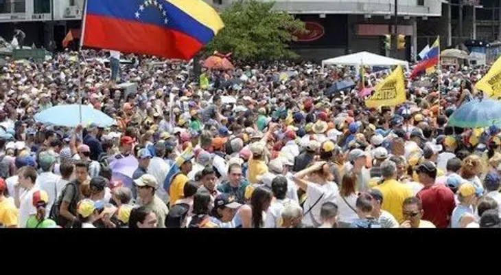 La Policía Bolivariana reprime a opositores en la avenida Libertador de Caracas
