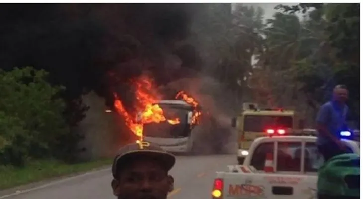 Seis muertos y ocho heridos tras incendiarse autobús 