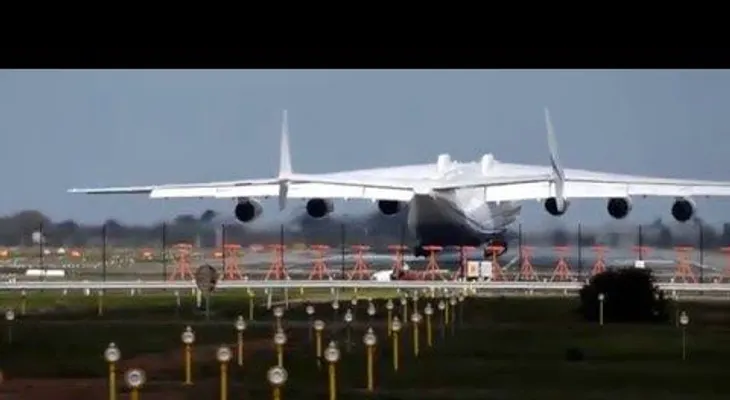 El gigante soviético: el avión más grande del mundo aterriza en Australia (VIDEO)