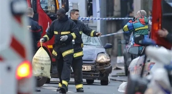 Hombre armado toma rehenes en mercado de París; reportan heridos
