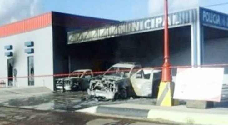 Ataque narco en México: balacera, incendio y un mensaje escrito sobre un cadáver policial