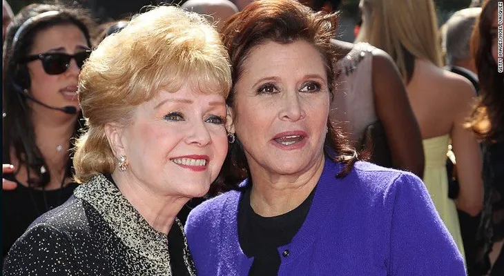 Hospitalizan a Debbie Reynolds, madre de Carrie Fisher