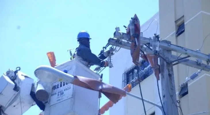 Edesur restablece servicio eléctrico en zonas del DN