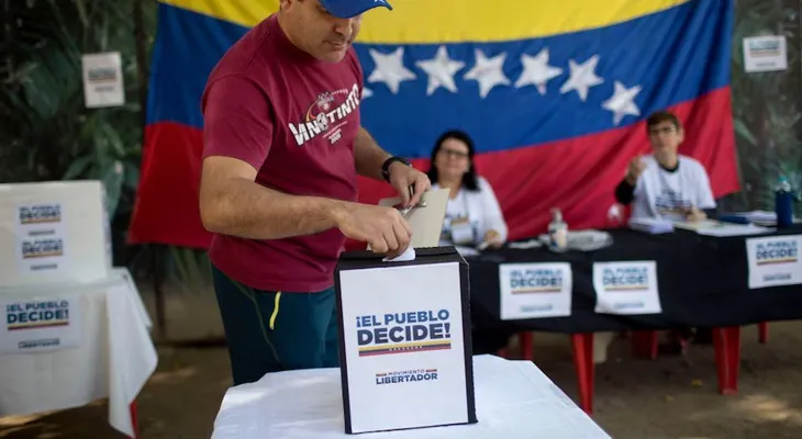 Empresa de voto electrónico en Venezuela dice cifras de votación fueron "manipuladas"