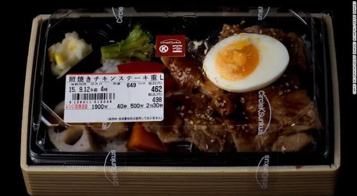 Multan a un empleado japonés por tomar su almuerzo tres minutos antes de su horario