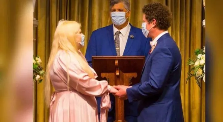 Una pareja se casa con guantes y mascarillas