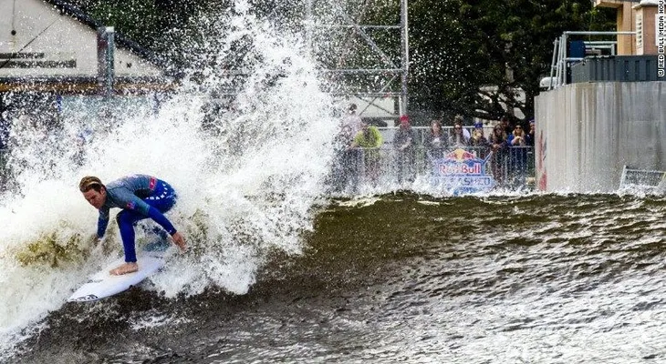 Así fue la primera competencia internacional de surf sobre una ola artificial
