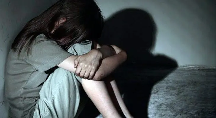 Condenan a 20 años a un hombre que violó tres veces a su nieta mientras veía pornografía