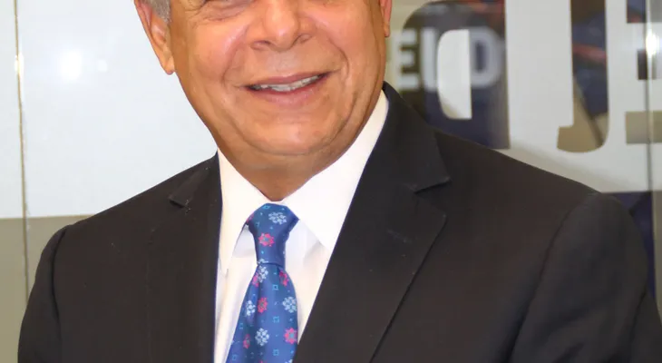 Denuncian que Roberto Salcedo esconde en su apartamento esposo de su hija perseguido por la Justicia