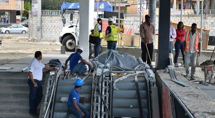 Inician instalación de escaleras de la Línea 2B del Metro