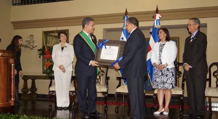 Gobierno de Honduras condecora al expresidente Fernández