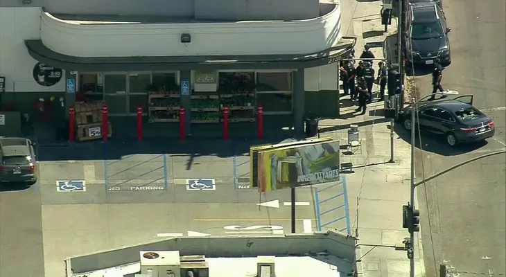 Policía de Los Ángeles reporta posible situación de rehenes en un local de Trader Joe s