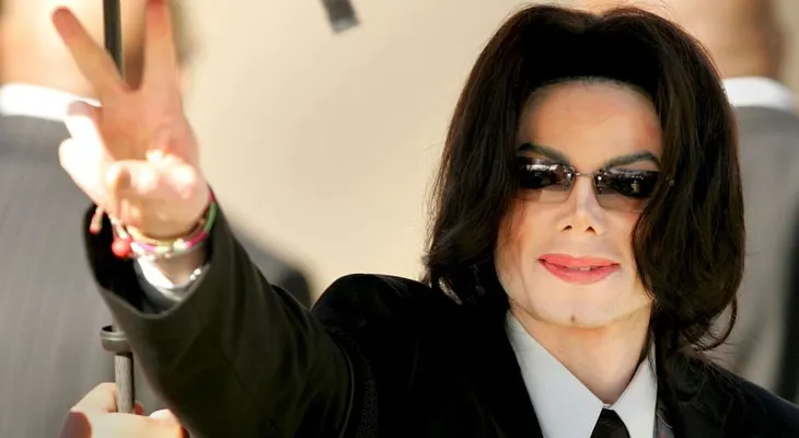 Hallan colección repugnantes de pornografía infantil en el rancho de Michael Jackson 