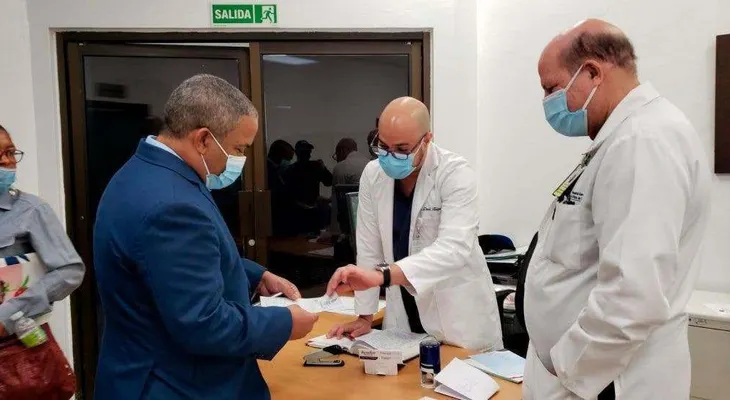 Artista dominicano Héctor Acosta "El Torito" se somete a tratamiento de plasma en el hombro