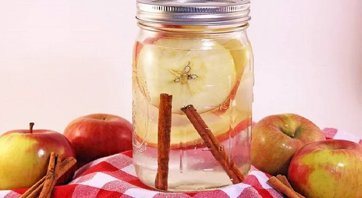 El agua de canela caliente con manzana para bajar de peso