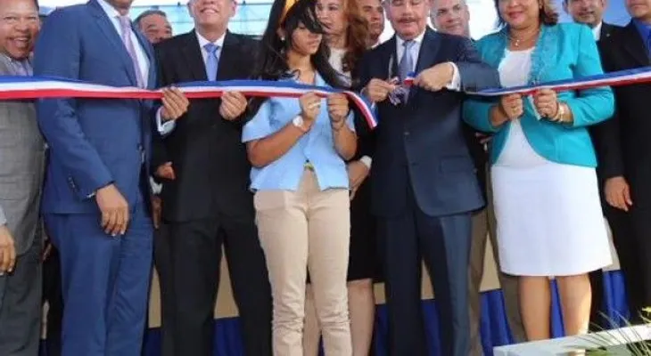 Presidente Medina inaugura 2 escuelas y una estancia infantil en Santiago