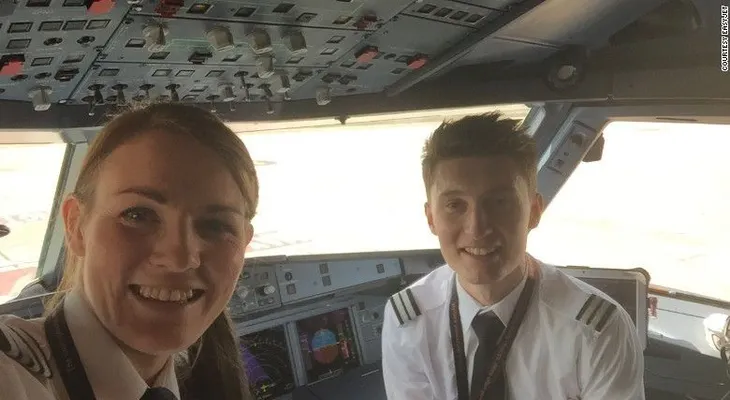 Esta piloto tiene 26 años y su copiloto tiene 19: ¿viajarías en un avión volado por ellos?