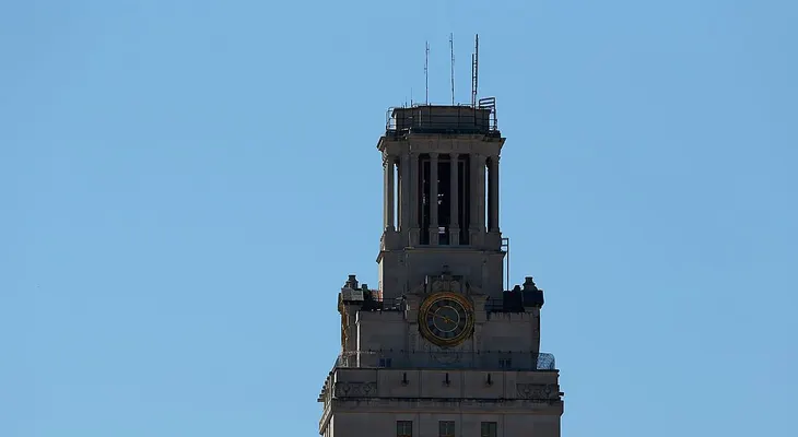 50 años después de histórica masacre, estudiantes podrán portar armas en Universidad de Texas