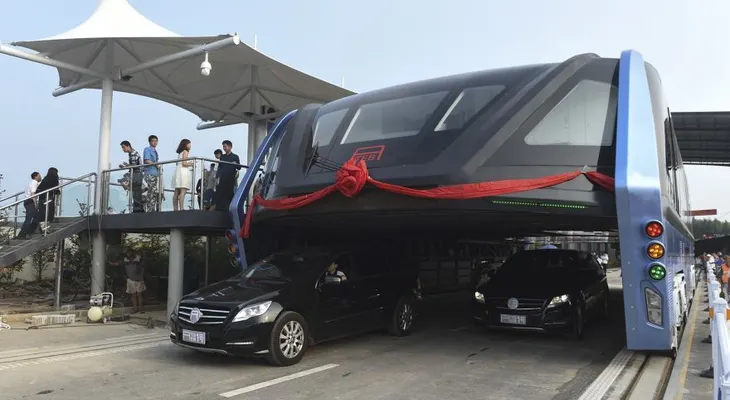 Increíble: China inauguró el primer colectivo que viaja por encima de los automóviles
